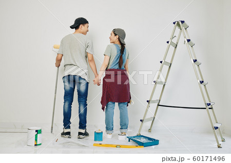 Couple starting painting wall 60171496