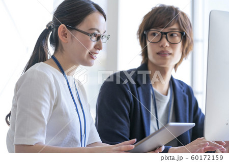 カジュアルビジネス 　イメージ　若い男女 60172159