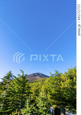 富士山五合目、山梨県の富士スバルライン五合目(富士吉田)から山頂を望む 富士山五合目、山梨県の富士スバルライン五合目(富士吉田)から山頂を望む 60172757