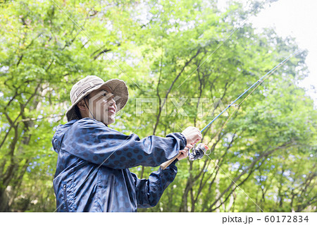 渓流釣りイメージ　渓流釣りをする男性 60172834