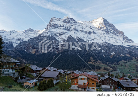 スイス　グリンデルワルドの朝の景色　 60173705