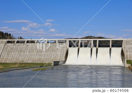 大量放水中の春の当別ダム 60174506