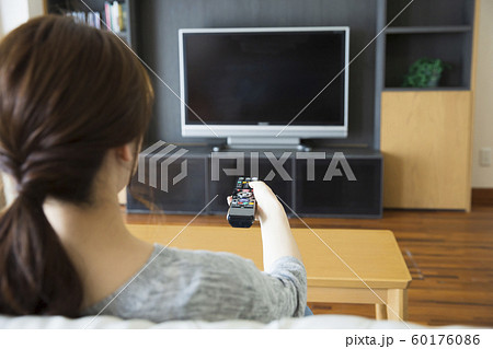 女性 若い女性 主婦 テレビ リビング ダイニング ソファ ライフスタイル リラックス スマイル 女性 若い女性 主婦 テレビ リビング ダイニング ソファ ライフスタイル リラックス スマイル 60176086