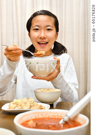 ご飯を食べる女の子の写真素材