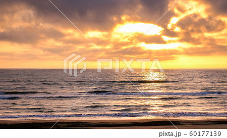 千里浜海岸の夕暮れ 60177139