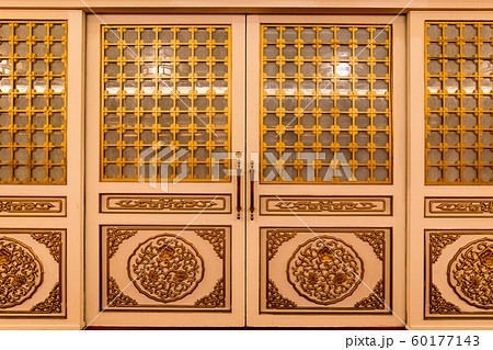 金色の豪華な扉 60177143