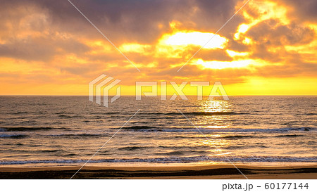 千里浜海岸の夕暮れ 60177144