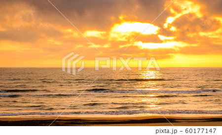 千里浜海岸の夕暮れ 60177147