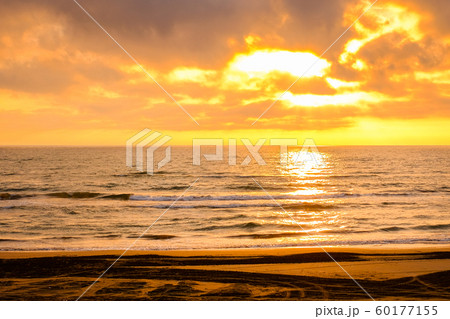 千里浜海岸の夕暮れ 60177155