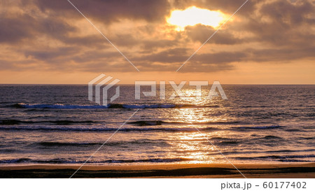 千里浜海岸の夕暮れ 60177402