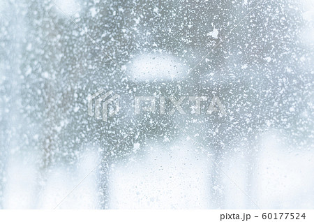 窓から見た雪 60177524