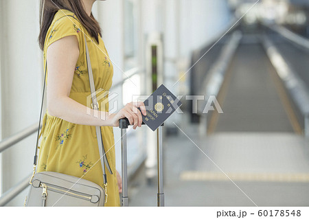 空港　通路　動く歩道　女性　パスポート 60178548