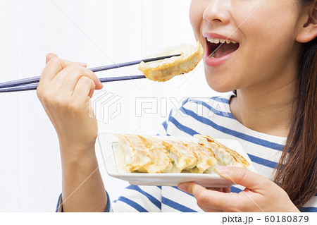 餃子を食べる女性 餃子を食べる女性 60180879