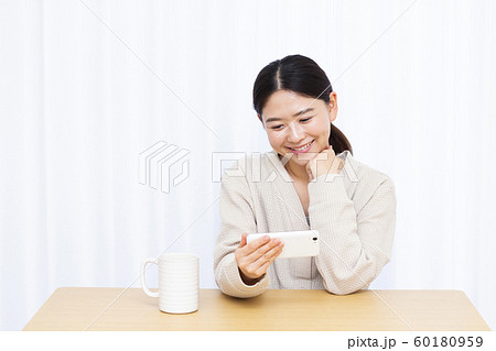 30代女性とスマホ 30代女性とスマホ 60180959