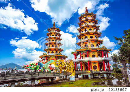 台湾　高雄　龍虎塔　蓮池潭 60183667