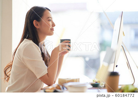 ビジネスカジュアル　休憩 60184772