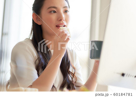 ビジネスカジュアル　休憩 60184781