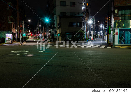 【東京都台東区】夜の街の道路 【東京都台東区】夜の街の道路 60185145