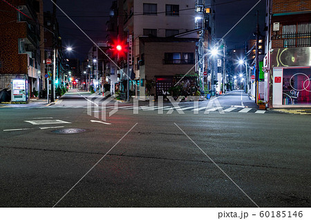 【東京都台東区】夜の街の道路 【東京都台東区】夜の街の道路 60185146