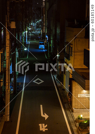 【東京都台東区】夜の街の道路 【東京都台東区】夜の街の道路 60185149
