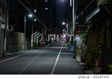【東京都台東区】夜の街の道路 【東京都台東区】夜の街の道路 60185162
