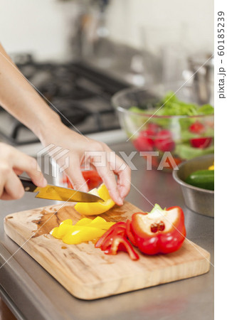 包丁で野菜を切っている女性の手元 包丁で野菜を切っている女性の手元 60185239