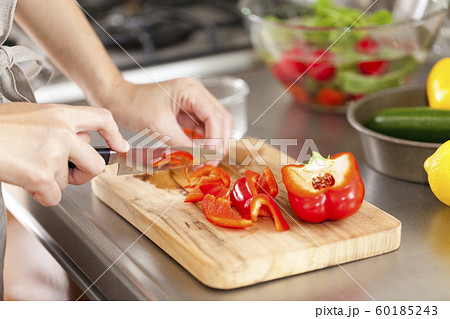 包丁で野菜を切っている女性の手元 60185243