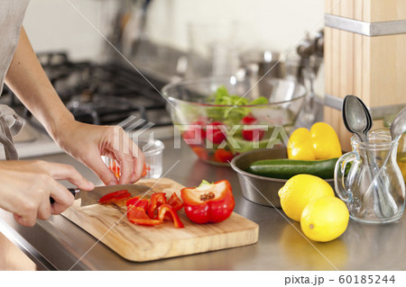 包丁で野菜を切っている女性の手元 60185244
