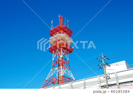 快晴の青空に映える紅白の鉄塔 快晴の青空に映える紅白の鉄塔 60185384