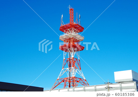 快晴の青空に映える紅白の鉄塔 快晴の青空に映える紅白の鉄塔 60185386