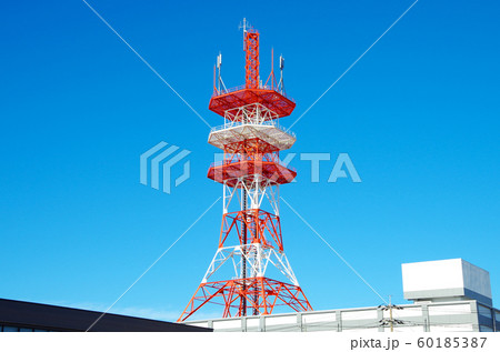 快晴の青空に映える紅白の鉄塔 快晴の青空に映える紅白の鉄塔 60185387