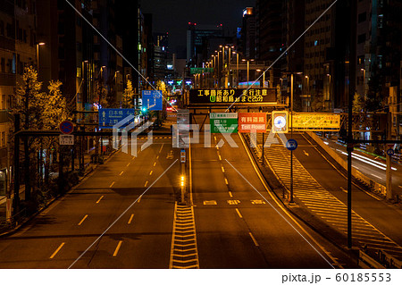【東京都台東区】夜の街の幹線道路　道路表示 60185553