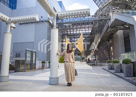 京都駅にたたずむ若い女性 京都駅にたたずむ若い女性 60185925