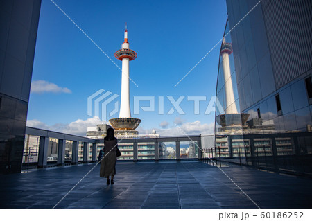 京都駅にたたずむ若い女性 京都駅にたたずむ若い女性 60186252