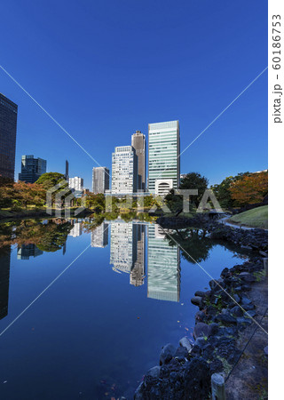 旧芝離宮恩賜庭園と浜松町のオフィスビルディング 60186753