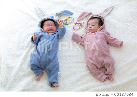 生後2ヵ月の赤ちゃん 2人 生後2ヵ月の赤ちゃん 2人 60187034