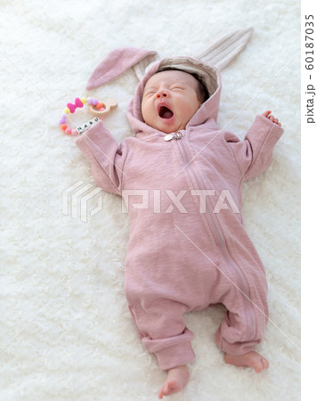 うさぎの着ぐるみを着た赤ちゃん うさぎの着ぐるみを着た赤ちゃん 60187035