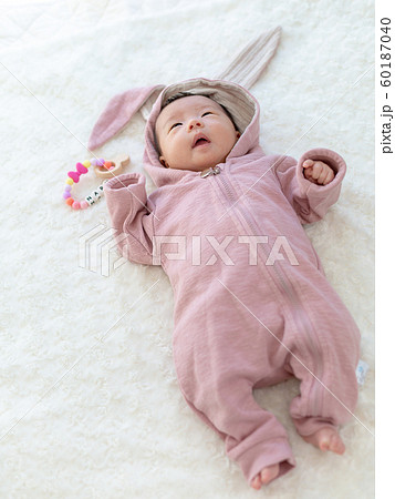 うさぎの着ぐるみを着た赤ちゃん うさぎの着ぐるみを着た赤ちゃん 60187040