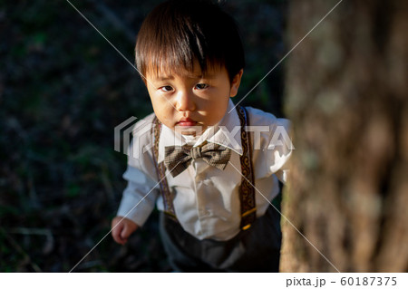 公園で遊ぶ幼児 60187375