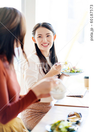 オフィス　ランチ　女性 60187573