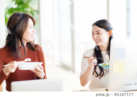 オフィス　ランチ　女性 60187577