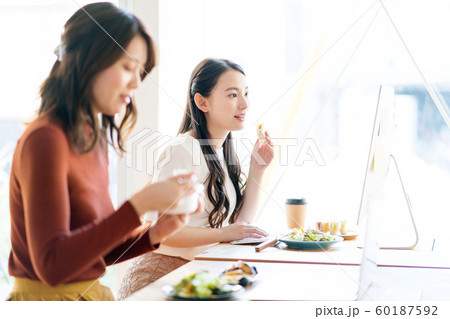 オフィス　ランチ　女性 60187592