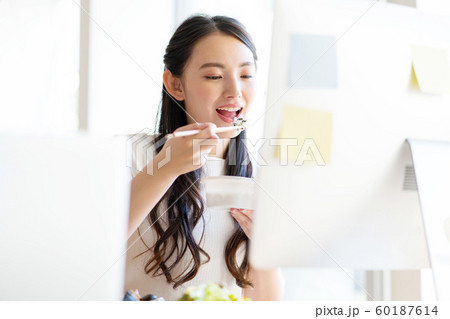 オフィス　ランチ　女性 60187614