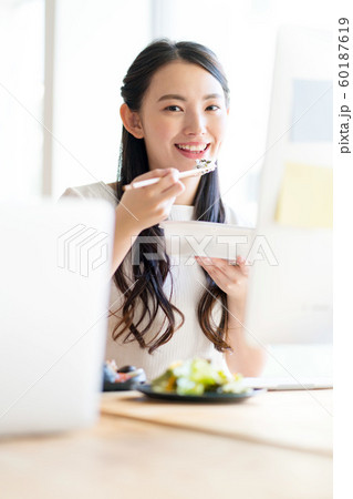 オフィス　ランチ　女性 60187619