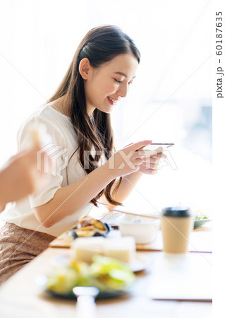 オフィス ランチ 女性 オフィス ランチ 女性 60187635