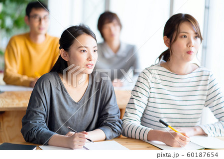 研修　女性　ポートレート 60187654