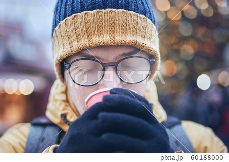 Man drinking hot wine in Christmas market 60188000