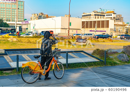 観光客　自転車　北門　公園　台北　台湾 60190496
