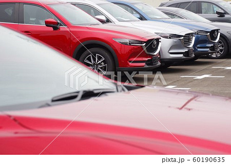 販売店に並ぶ車　マツダ車 60190635