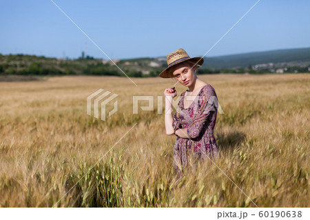 Beautiful fashionable blonde woman in a field of wheat 60190638